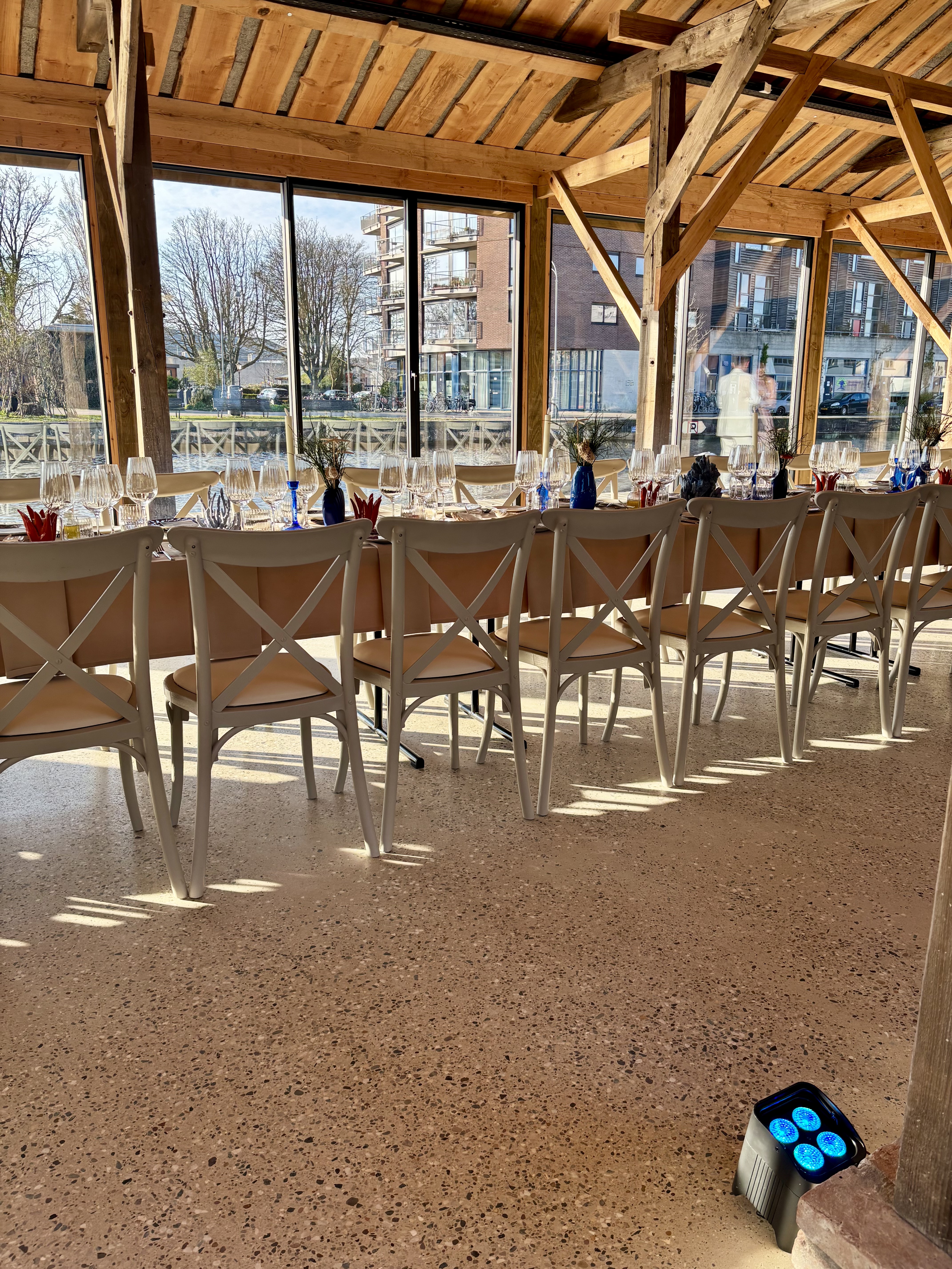 Elegante dinertafelstelling met kristalglas voor evenement aan het water | BZ Events Amsterdam