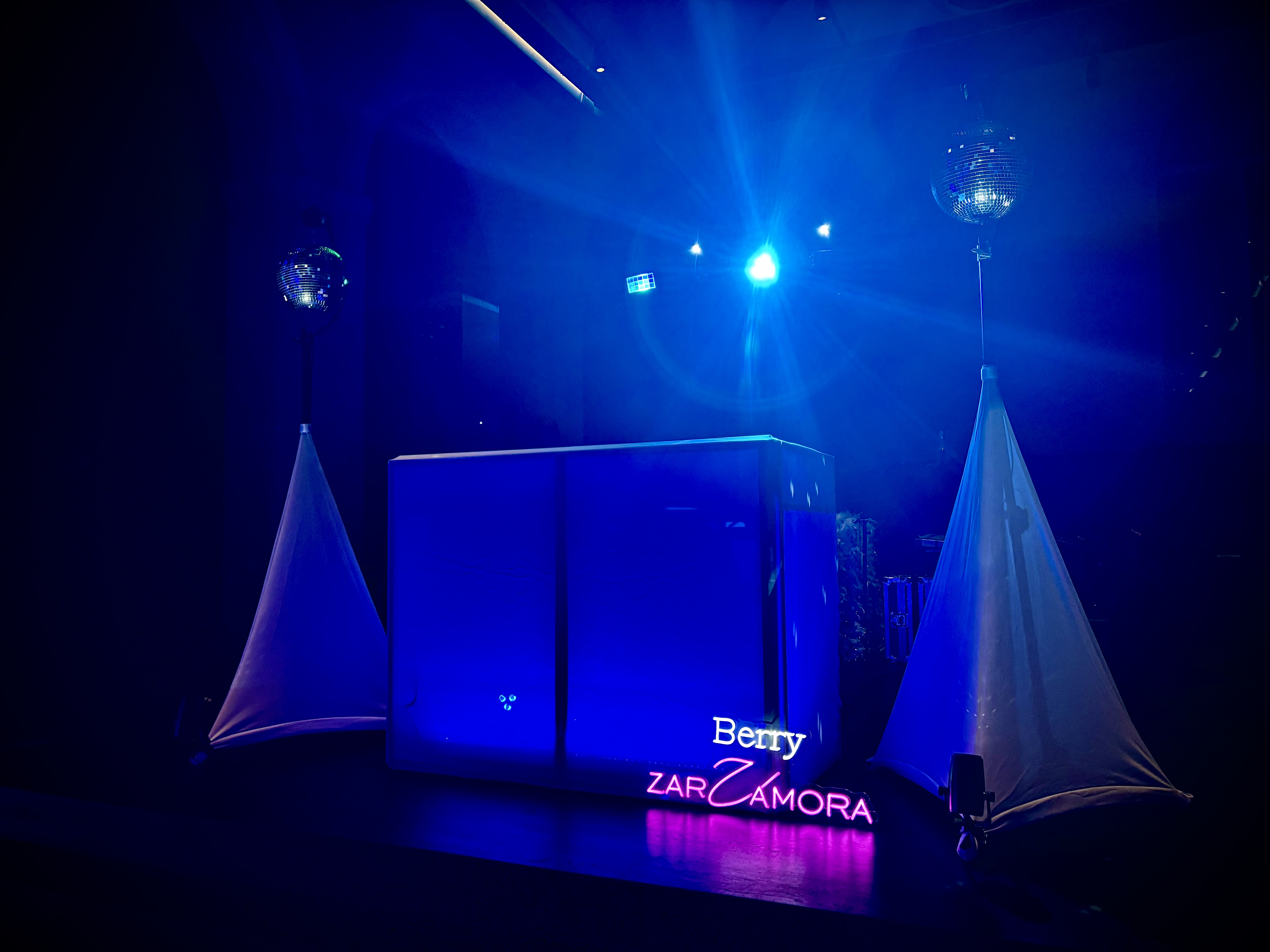 DJ neon setup op evenement BZ Events Amsterdam
